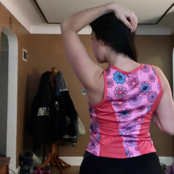 Pretty in 🍑 floral workout tank - Picture 3 of 3